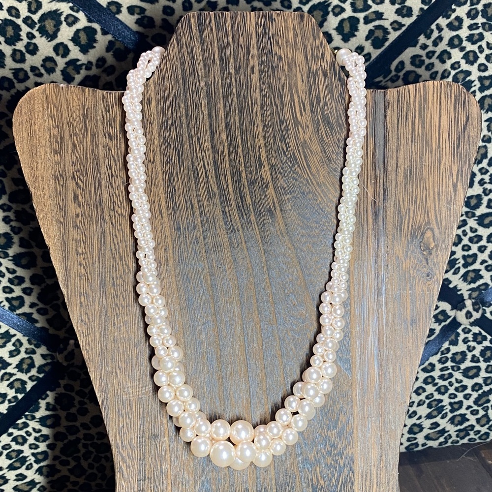 Vintage 3 strand Roman RMN pearl necklace in cream/pale pink w/gold chain